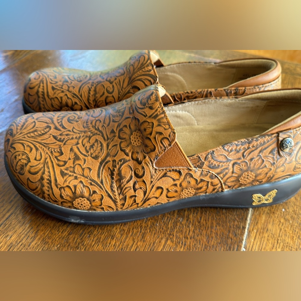 Alegria brown embossed leather slip on comfort shoes/nursing shoes. Size 41.